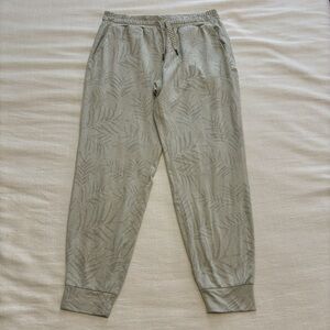 Vuori Performance Jogger Pants Palm Leaf Print Light Gray Size Small